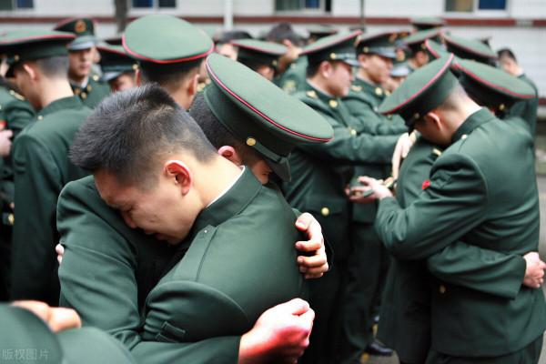 剛剛退伍的老兵,會出現哪些不習慣的情況?小張現在就有點不習慣 剛剛退伍的老兵,會出現哪些不習慣的情況?小張現在就有點不習慣