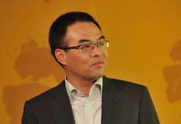 自稱和李嘉欣訂婚，和陳慧敏較量過，天上人間老闆覃輝什麼來頭？