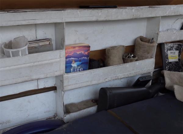 他住在2㎡破舊三輪車中，養4只羊為伴，邊牧羊邊流浪轉眼已過12年