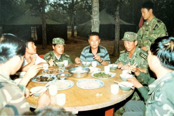 回顧和平年代完成部隊重大演習和軍事任務中的群眾工作