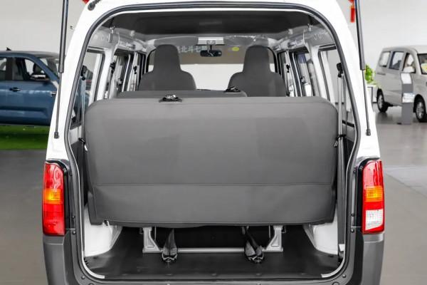 五菱之光對比東風小康K05S，空間稍差，但是車內通透而且配置稍高