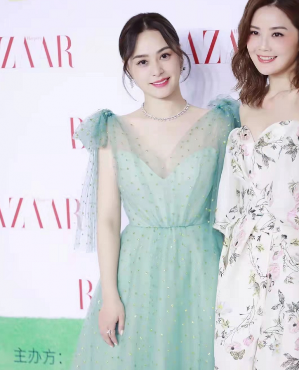 Twins同臺差別大!阿嬌粉紗裙配皮衣嫌自己不夠胖?阿Sa顏值逆襲 Twins同臺差別大!阿嬌粉紗裙配皮衣嫌自己不夠胖?阿Sa顏值逆襲