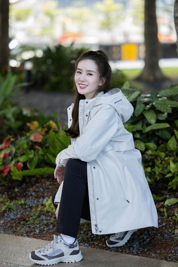 劉詩詩綠野自然大片清新怡人 穿休閒裝半扎馬尾知性溫柔