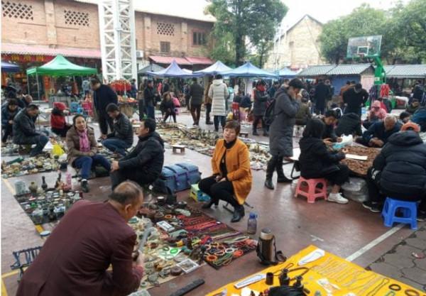 1982年，北京老人撿回兩把&OpenCurlyDoubleQuote;破椅子&rdquo;，29年後竟拍出2300萬的天價