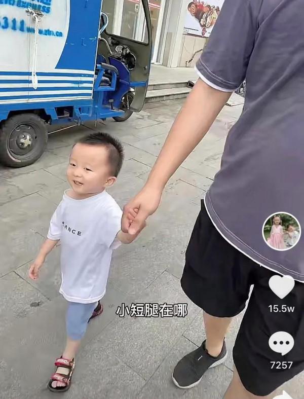 這個小孩看上去很乖，但卻很會思考