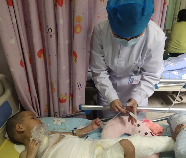 3歲男孩掉進沸水盆中,被嚴重燙傷,期盼植皮涅槃重生 3歲男孩掉進沸水盆中,被嚴重燙傷,期盼植皮涅槃重生
