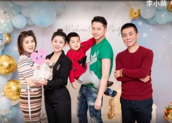 李小萌祖孫三代為二胎慶滿月，6口全是高顏值，她產後曲線變更好