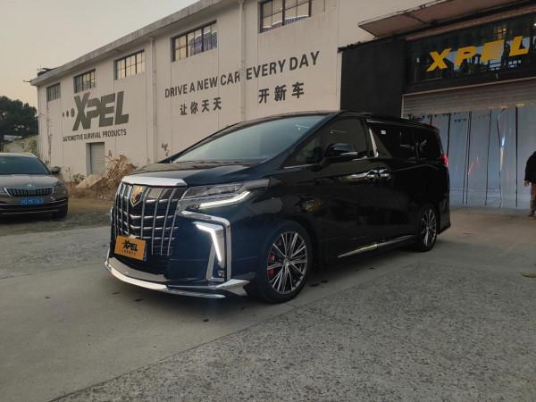 豐田埃爾法貼隱形車衣提升漆面亮度，長久保值