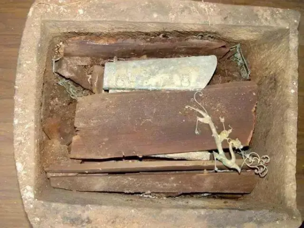 08年，山西古寺挖出唐代金棺，外包五層棺槨，金棺裡面發現舍利子