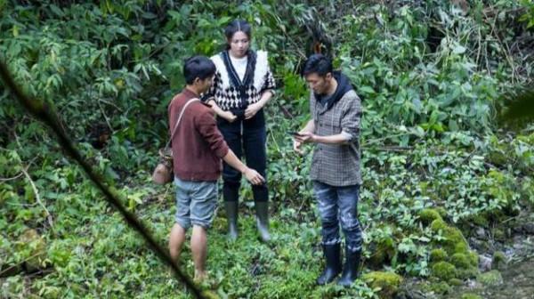 謝霆鋒楊超越合體現身貴州荔波“農家兄妹”劃木船悠閒愜意