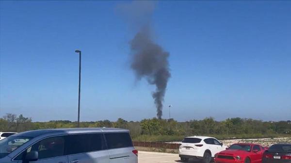 突發！兩名飛行員彈射逃生，美國軍機墜毀居民區，高層下令徹查