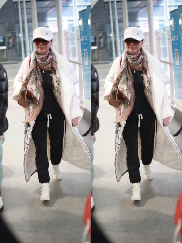 蔡明真沒把自己當老年人，快60了還穿著不咋保守的裙子，真厲害