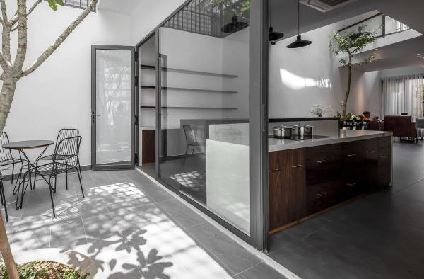 220㎡上下4層樓,中庭種花種菜,三代人同住保持親而有間的距離感 220㎡上下4層樓,中庭種花種菜,三代人同住保持親而有間的距離感