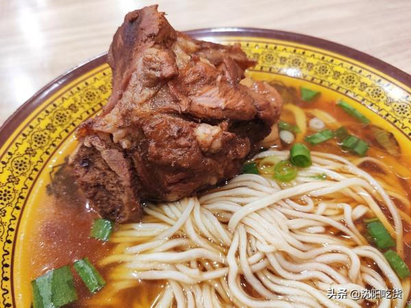 大肉面大骨面煮雞架,賣相好,價格廉,可我吃著不香啊 大肉面大骨面煮雞架,賣相好,價格廉,可我吃著不香啊