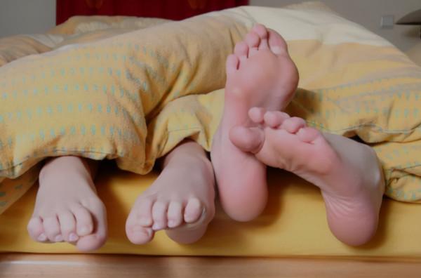 睡覺時，經常把腳“露在外面”，是好是壞？醫生：或與肝臟有關