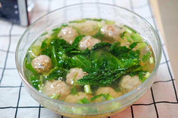 汆丸子的家常做法，牢記3個技巧，不松不散，飽滿多汁，肉香嫩滑