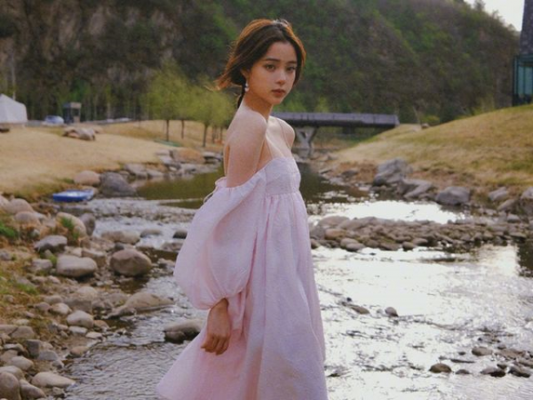 歐陽娜娜為了美太拼了！針織衫&plus;短裙秀美腿，簡約搭配絲毫不老氣