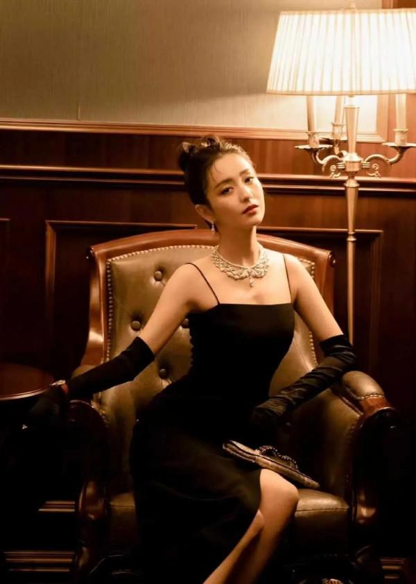 佟麗婭元氣滿滿，一顰一笑都美得讓人移不開眼，溫柔可人