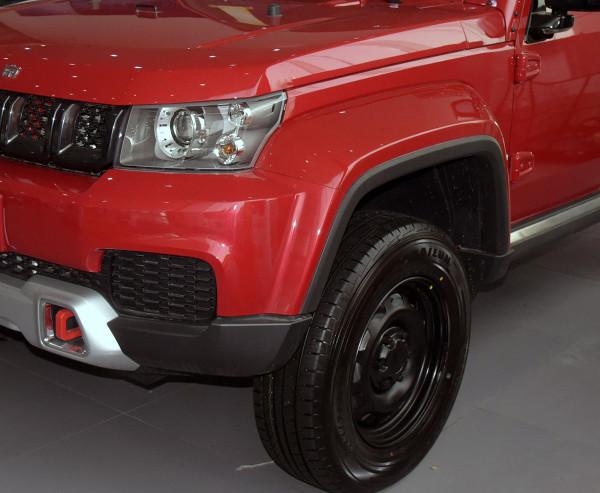 北京BJ40公務版實拍，配置精簡，鋼輪轂+收音機，2.0T+四驅動力