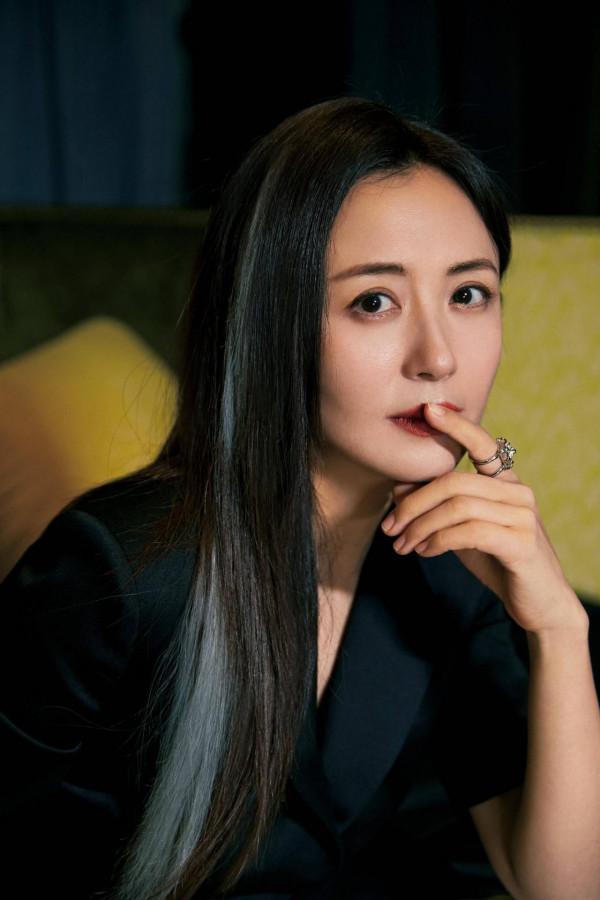 楊童舒乾淨利落打扮驚豔亮相2021年北京時裝週