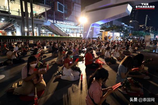 臨近情人節 泰國單身人士晚上排長隊向愛神祈福