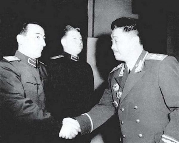 開國大典上，毛主席身後站著一個年輕人，戴著黑色禮帽，他是誰？