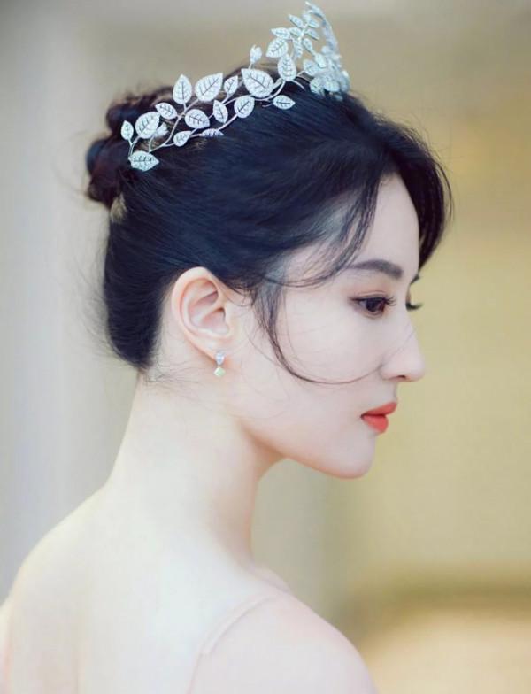 34歲劉亦菲逛街被偶遇，生圖比精修圖還美，邊走邊系圍巾超級自信