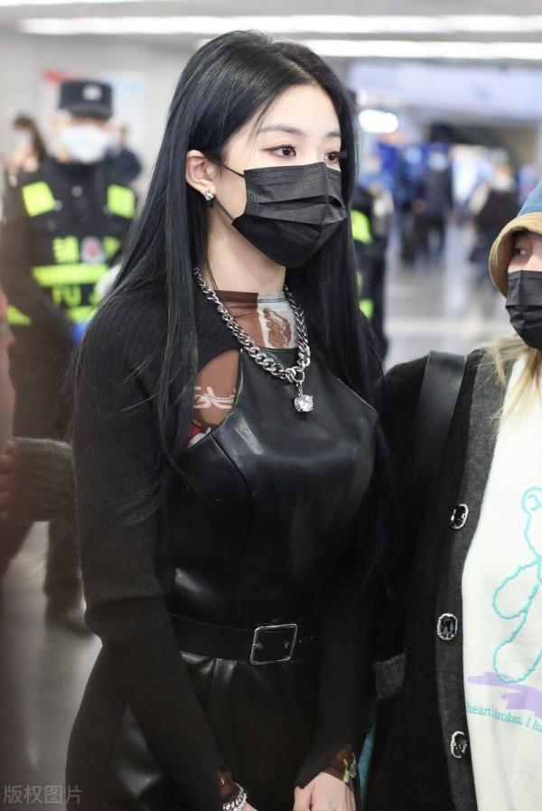 喻言穿黑色針織衫搭配黑色皮裙,一頭黑色長髮柔順 喻言穿黑色針織衫搭配黑色皮裙,一頭黑色長髮柔順