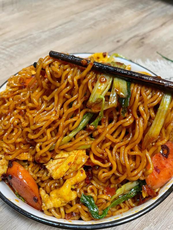 秒殺街邊夜市的老乾媽三鮮炒麵