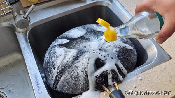 不管鍋底黑垢多厚,教你一招,黑垢輕鬆掉下來,還你一口新鍋 不管鍋底黑垢多厚,教你一招,黑垢輕鬆掉下來,還你一口新鍋