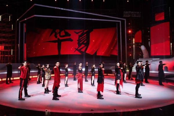 網路盛典女星比美：李宇春化身錦鯉，張小斐女王範，楊冪全身私定