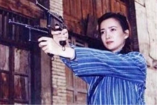 “雙槍黃八妹”：從女匪頭子到抗日英雄，曾用美人計誘殺日本少佐