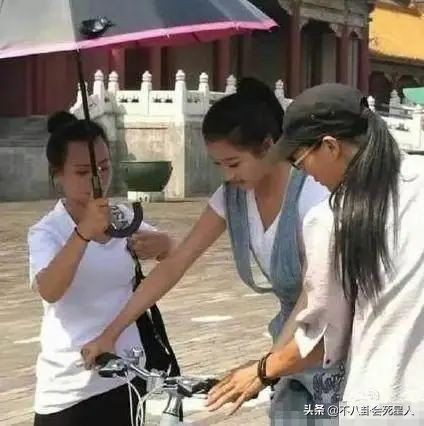 娛樂圈打工人工資差距大,明星日均208萬,助理薪酬3500元 娛樂圈打工人工資差距大,明星日均208萬,助理薪酬3500元