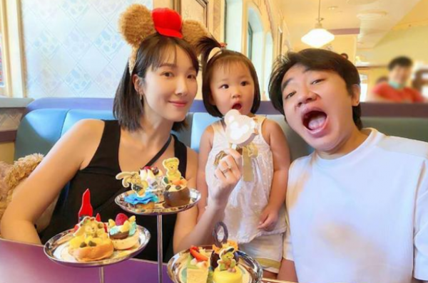 王祖藍攜妻女共遊迪士尼,因疫情爆發被迫封園,工作室出面報平安 王祖藍攜妻女共遊迪士尼,因疫情爆發被迫封園,工作室出面報平安