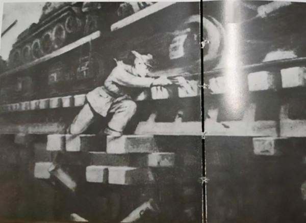 鐵道團英雄史阜民，十八列火車從他頭頂飛過，肩扛列車90分鐘