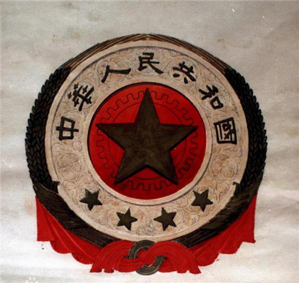 1950年林徽因抱病設計國徽，改稿數次，周恩來：添上稻穗就好了