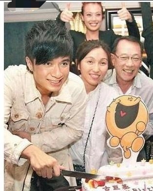 以“保姆”身份照顧古巨基22年,52歲高齡生娃,陳韻晴到底圖啥? 以“保姆”身份照顧古巨基22年,52歲高齡生娃,陳韻晴到底圖啥?