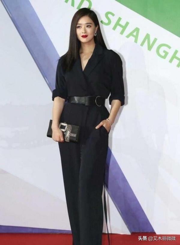 女人儘量別上衣塞褲腰，學學蔣欣這樣穿，出門賺足回頭率