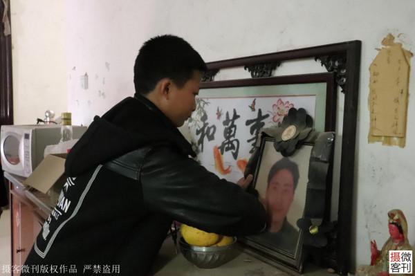 父親工地喪命，母親攜賠款遠走，11歲男孩數年後說出憋在心裡的話