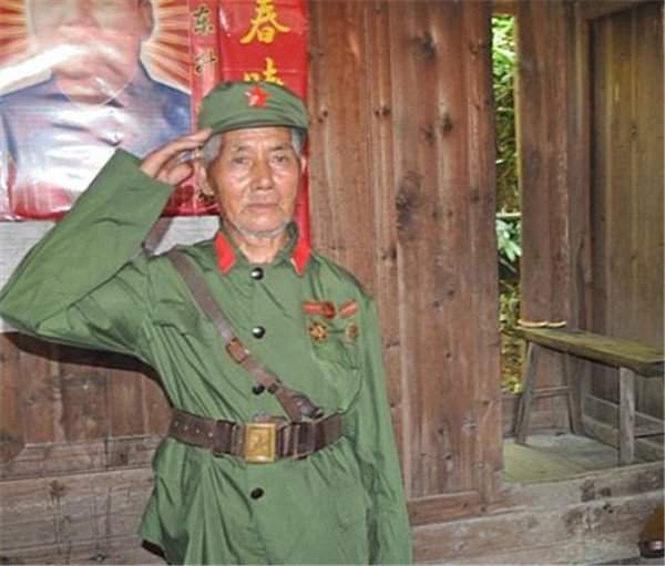 湖南老農隱居深山50年，為女兒看病意外暴露身份：原是毛主席警衛