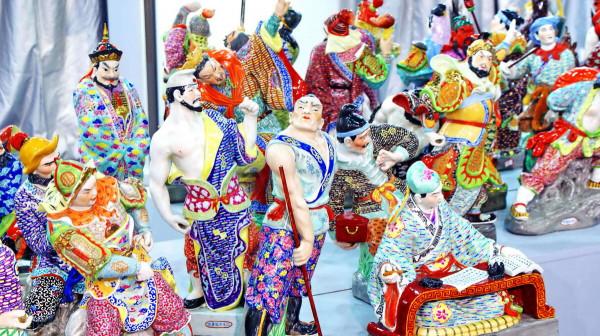 水滸傳裡，方臘軍中有幾個是歷史上真實存在的人物？他們是誰？