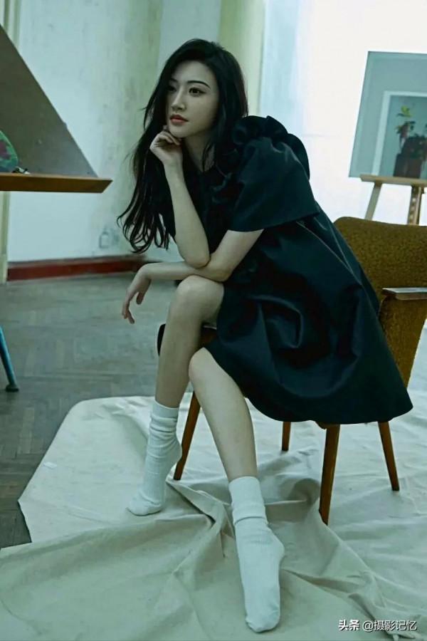 景甜：嚴肅起來也很美