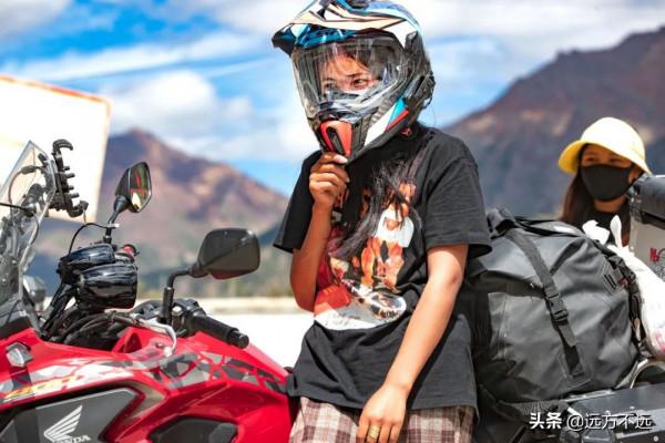 摩旅西藏的路上，我們闖入西藏小學，幹了件麼麼噠的事