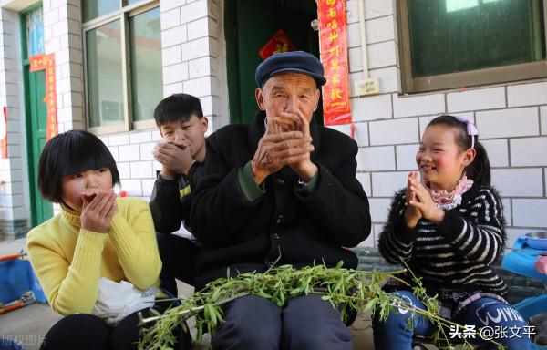 ";抈";和";敠";這兩個常用方言口語詞,你會讀嗎,知道什麼意思嗎 ";抈";和";敠";這兩個常用方言口語詞,你會讀嗎,知道什麼意思嗎