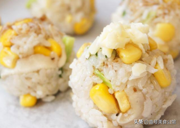 芝士風味的香烤玉米飯糰,外焦裡嫩,美味營養,家人愛吃的美食 芝士風味的香烤玉米飯糰,外焦裡嫩,美味營養,家人愛吃的美食