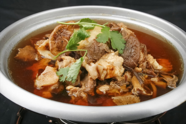 大年三十年夜飯，1道小雞燉蘑菇上桌，清淡味香，老人孩子都愛吃