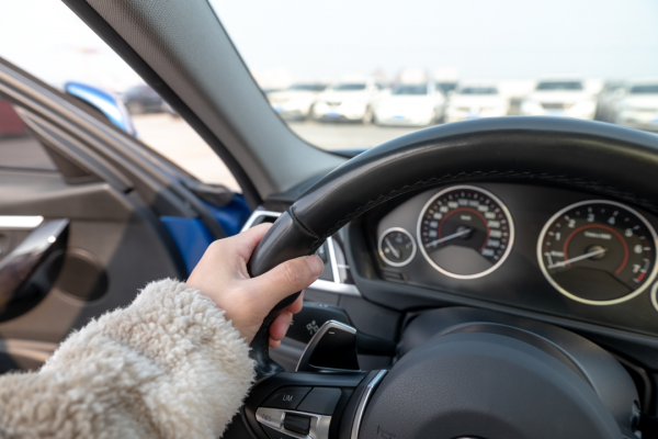 高功率、長軸距，運動家用兩面兼顧——二手寶馬330Li