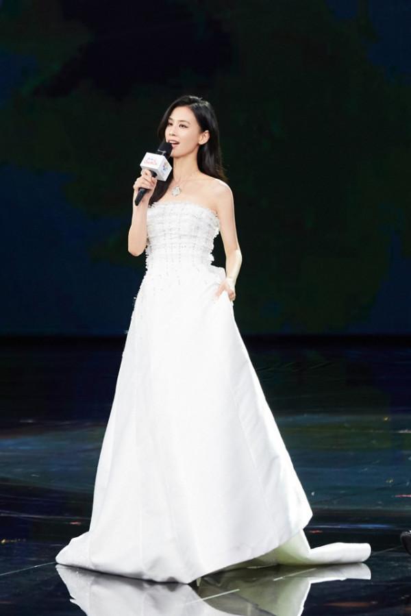 闊太黃聖依也太會選衣服了,穿禮服裙像“公主”,不怪楊子心動 闊太黃聖依也太會選衣服了,穿禮服裙像“公主”,不怪楊子心動