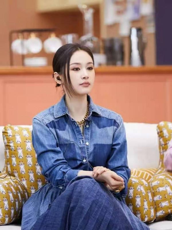 王子文太會穿了吧，這身“針織衫+開叉褲”打扮，159穿出170氣場