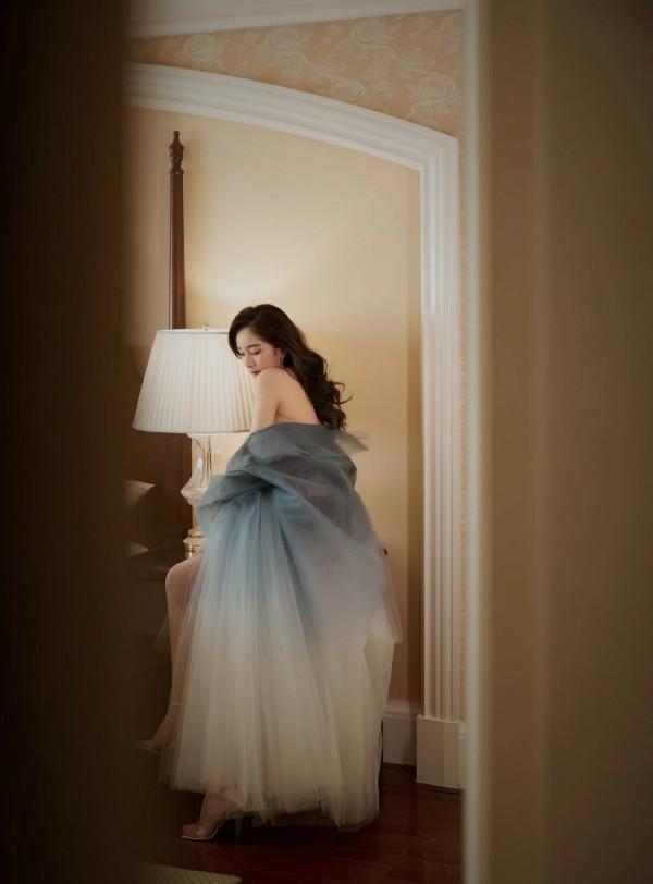 楊冪今晚造型封神！穿刺繡短裙亮相百花迎春晚會，珠光寶氣好華麗